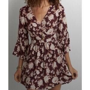AEO American eagle outfitters wonen's vneck wrap dress maroon floral Size Medium